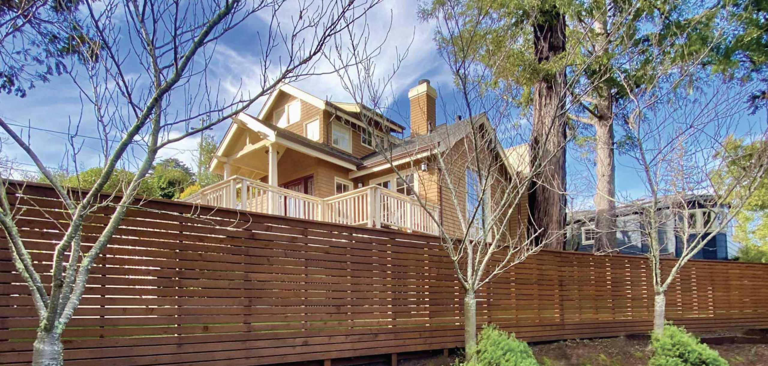 Horizontal fence and gate with horizontal privacy screen